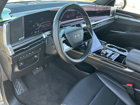 Used 2025 Cadillac Escalade Luxury AWD/4WD image 15