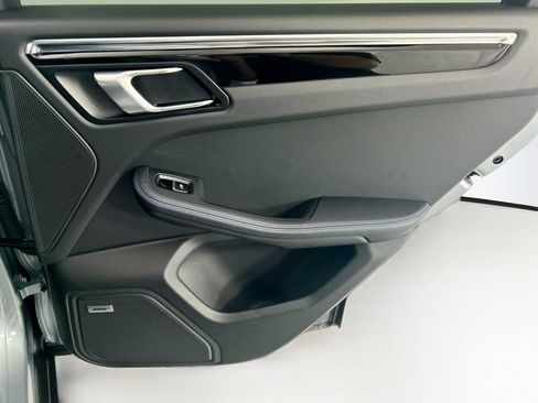 Certified 2025 Porsche Macan AWD/4WD image 27