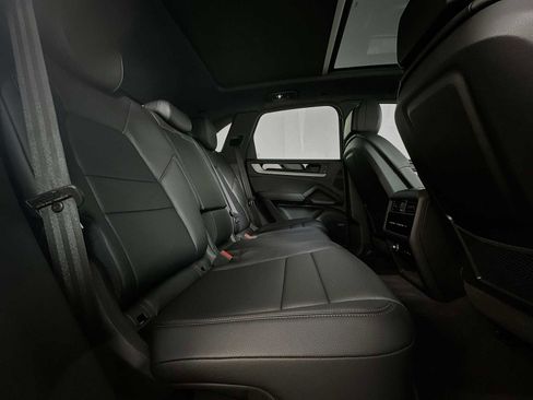 Certified 2025 Porsche Cayenne image 28