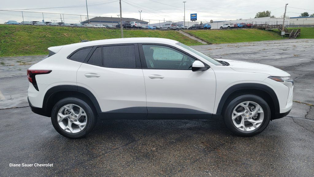 Used 2024 Chevrolet Trax LS w/ LS Convenience Package FWD image 14