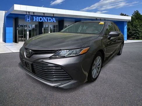 Used 2018 Toyota Camry LE image 1