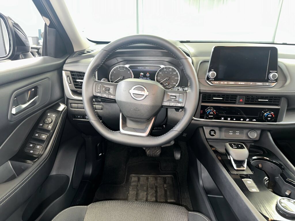 Used 2026 Nissan Rogue SV AWD/4WD image 2