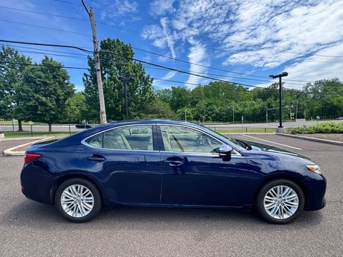 Used 2014 Lexus ES 350 w/ Luxury Package FWD image 3