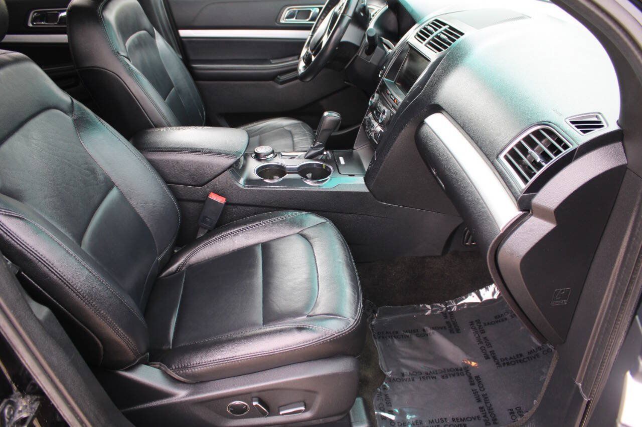 Used 2016 Ford Explorer XLT w/ Equipment Group 202A AWD/4WD image 13