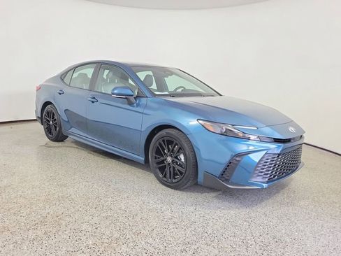 Used 2025 Toyota Camry SE FWD image 4
