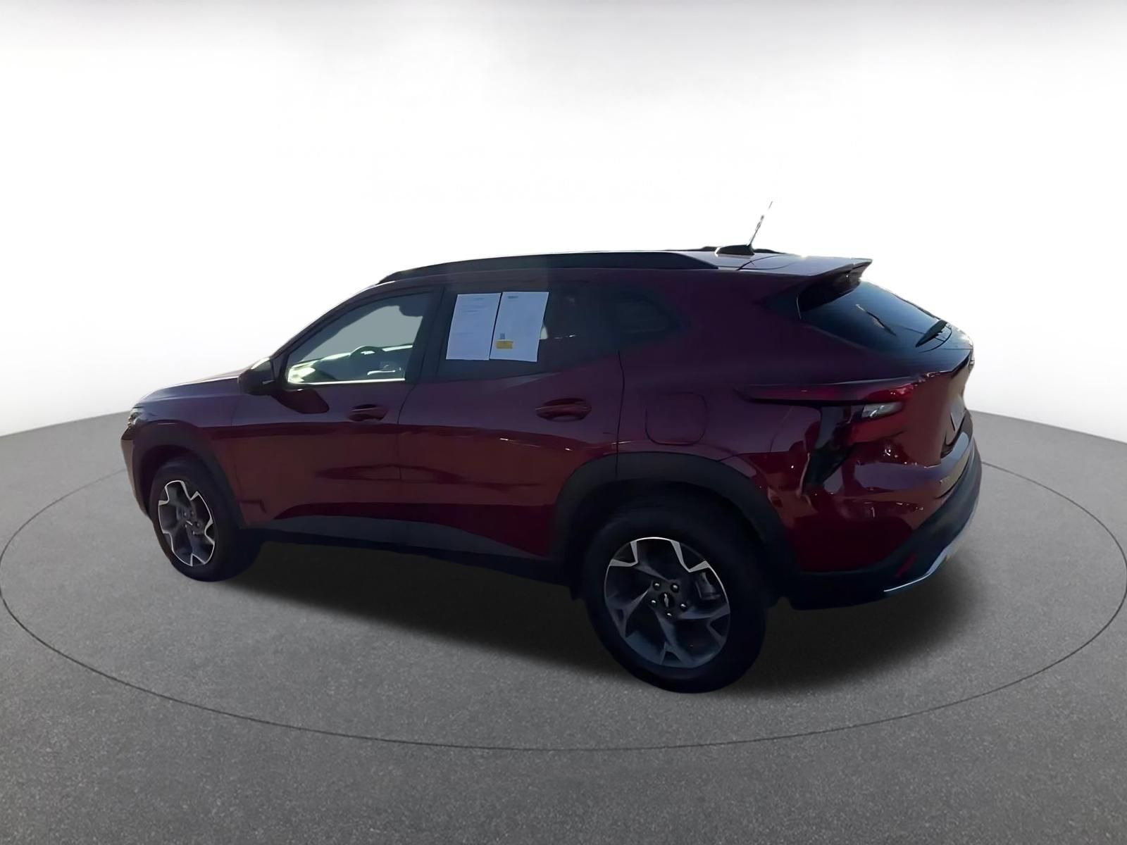 Used 2025 Chevrolet Trax LT FWD image 9