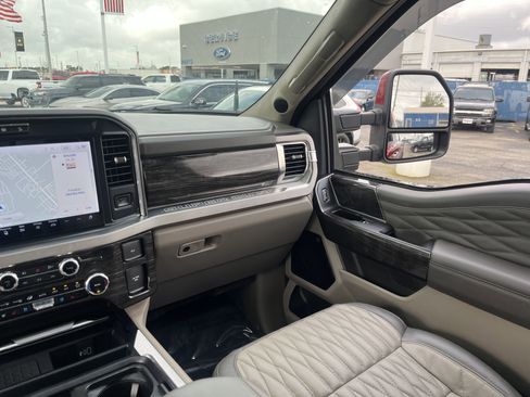 Used 2025 Ford F350 Platinum w/ Platinum Plus Package image 32