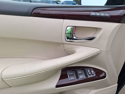 Used 2013 Lexus LX 570 4WD w/ Luxury Pkg image 16