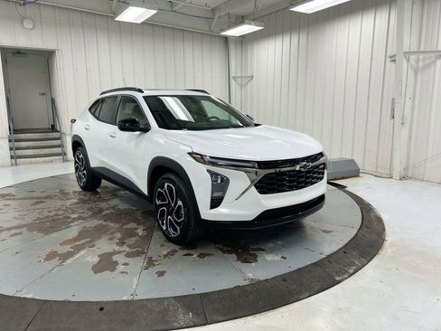 New 2026 Chevrolet Trax RS w/ Sunroof Package FWD image 2