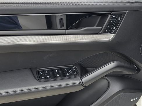 Certified 2025 Porsche Cayenne E-Hybrid AWD/4WD image 19