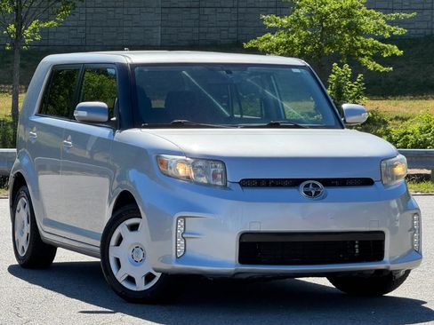 Used 2013 Scion xB FWD image 2