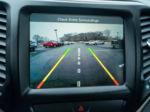 Used 2017 Jeep Cherokee Latitude w/ Cold Weather Group image 18