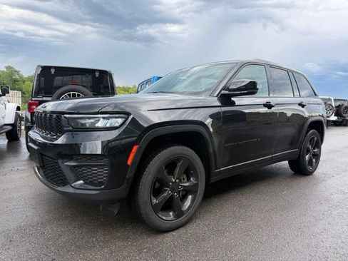 Used 2024 Jeep Grand Cherokee Altitude AWD/4WD image 8