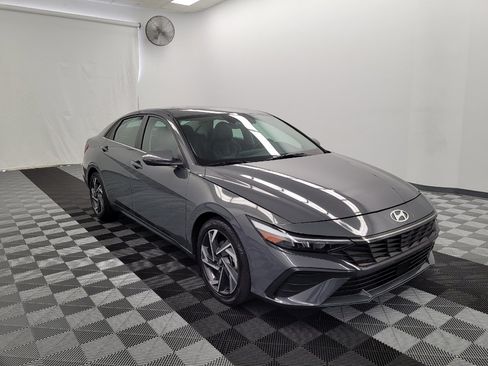 Used 2025 Hyundai Elantra Limited FWD image 13