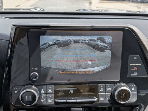 Used 2023 Toyota Highlander XLE FWD image 31