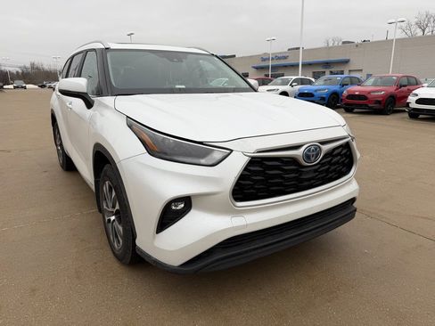 Used 2023 Toyota Highlander XLE image 2