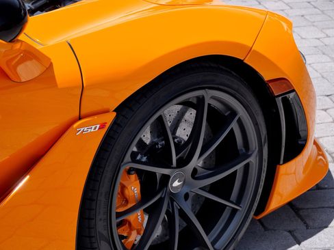 Used 2024 McLaren 750S Spider RWD image 16
