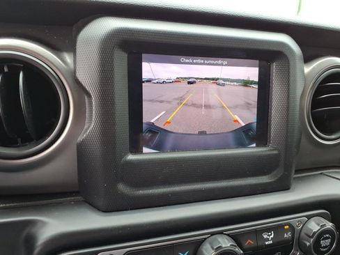 Used 2023 Jeep Gladiator Sport AWD/4WD image 14