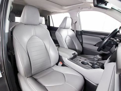 Used 2021 Toyota Highlander XLE AWD/4WD image 19