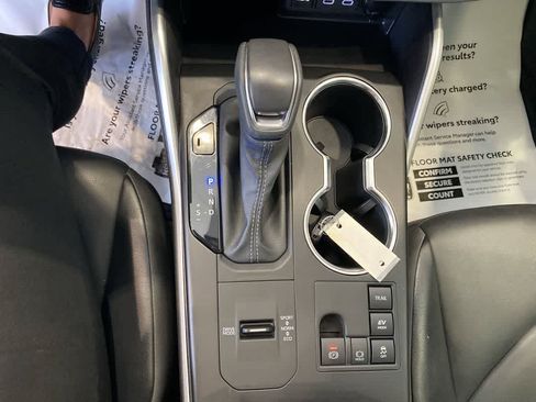 Used 2023 Toyota Highlander XLE AWD/4WD image 22