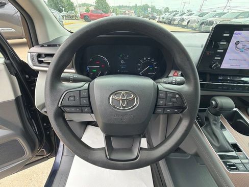 Used 2024 Toyota Sienna LE FWD image 13