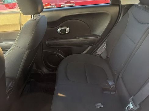 Used 2016 Kia Soul + image 12