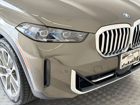 New 2026 BMW X5 xDrive50e w/ Premium Package AWD/4WD image 11