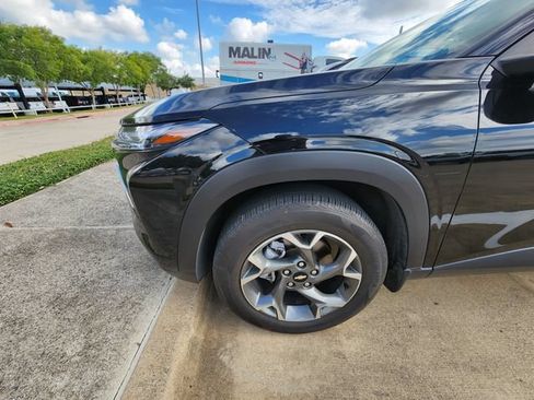 Used 2025 Chevrolet Trax LT FWD image 7