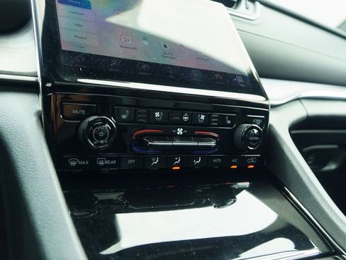 Used 2023 Jeep Grand Cherokee Overland AWD/4WD image 26