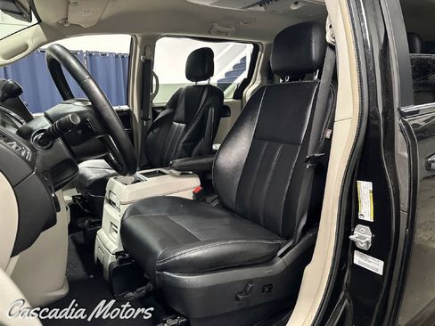 Used 2016 Chrysler Town & Country Touring image 5