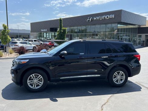 Used 2022 Ford Explorer XLT AWD/4WD image 1