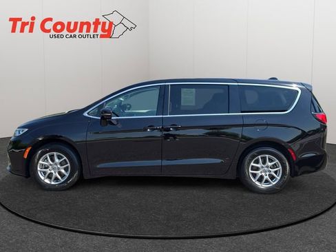Used 2024 Chrysler Pacifica Touring-L FWD image 4