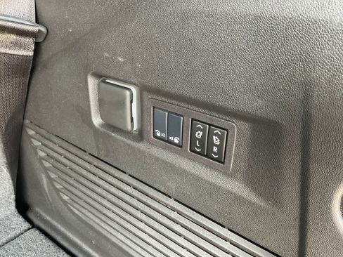 Used 2025 GMC Yukon Denali w/ Sun & Power Step Package AWD/4WD image 12