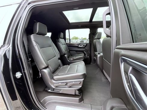 Used 2021 Chevrolet Suburban Premier w/ Premium Package AWD/4WD image 18