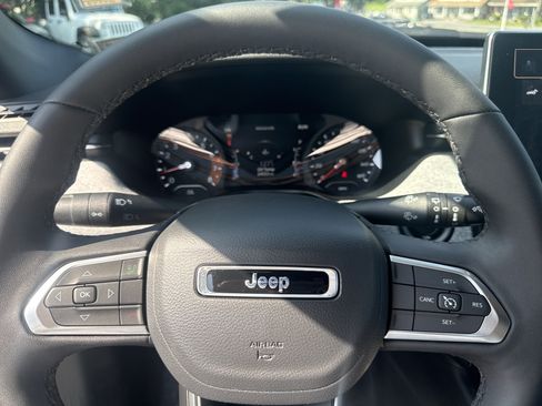 Certified 2024 Jeep Compass Latitude AWD/4WD image 12