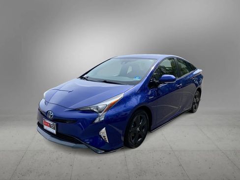 Used 2018 Toyota Prius Three Touring w/ Appearance Package FWD image 4