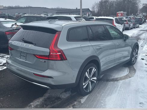 Used 2025 Volvo V60 B5 Cross Country Plus image 7