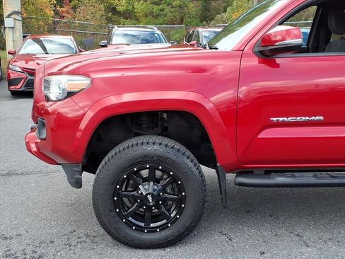 Used 2018 Toyota Tacoma TRD Sport image 7