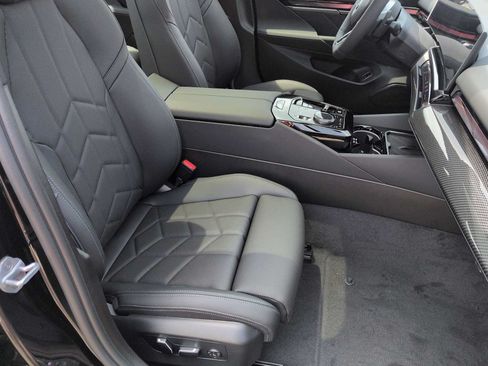 Used 2027 BMW 550e xDrive AWD/4WD image 24