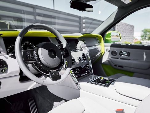 Used 2024 Rolls-Royce Cullinan image 2