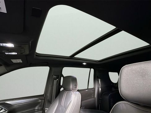 Used 2023 Chevrolet Suburban RST w/ Luxury Package image 26