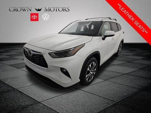 Used 2023 Toyota Highlander XLE AWD/4WD image 3