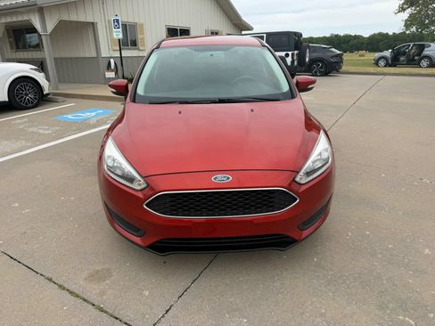 Used 2018 Ford Focus SE w/ Cold Weather Package FWD image 2