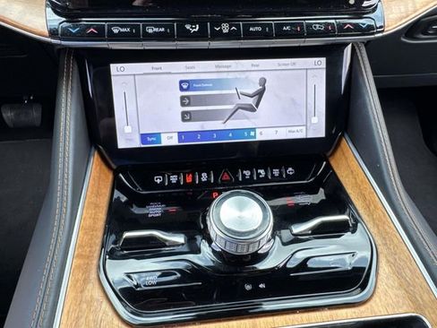 Used 2022 Jeep Grand Wagoneer Series III AWD/4WD image 28