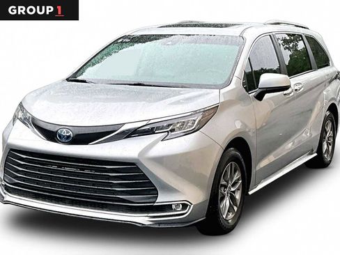 Certified 2023 Toyota Sienna XLE FWD image 1