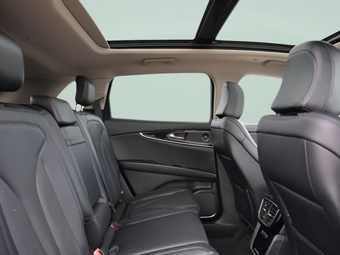 Used 2023 Lincoln Nautilus Reserve AWD/4WD image 17