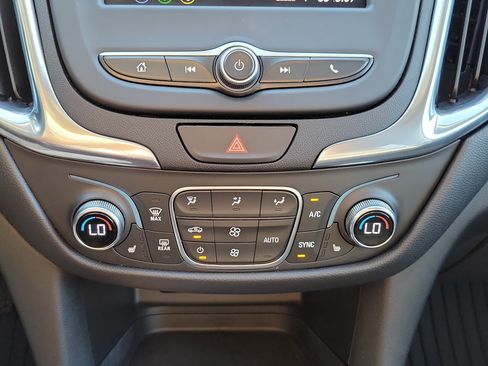 Used 2020 Chevrolet Equinox LT FWD image 35