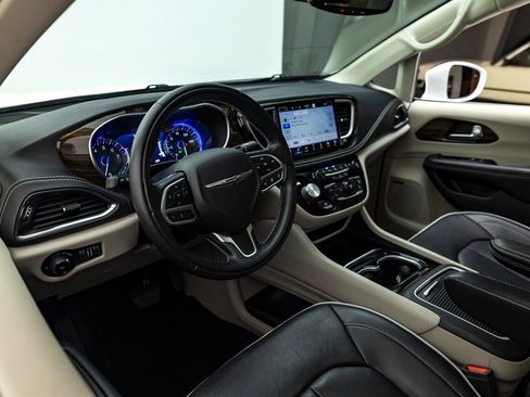 Used 2022 Chrysler Pacifica Limited image 25
