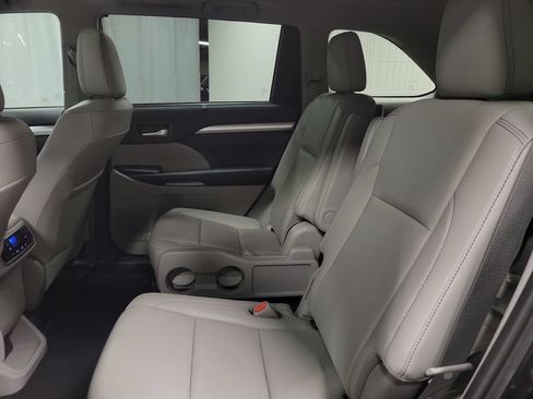 Used 2019 Toyota Highlander XLE AWD/4WD image 21