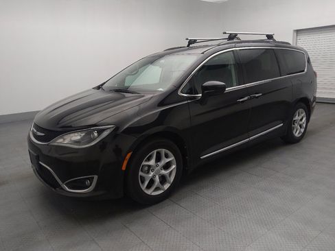 Used 2017 Chrysler Pacifica Touring-L w/ Tire & Wheel Group image 2